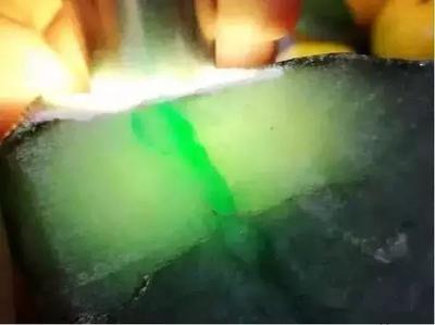 一線生機(jī)價連城 2萬元原石憑色帶逆襲，開料全程驚心動魄